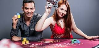 Dealer profesional di meja Sakong dengan kamera live broadcast